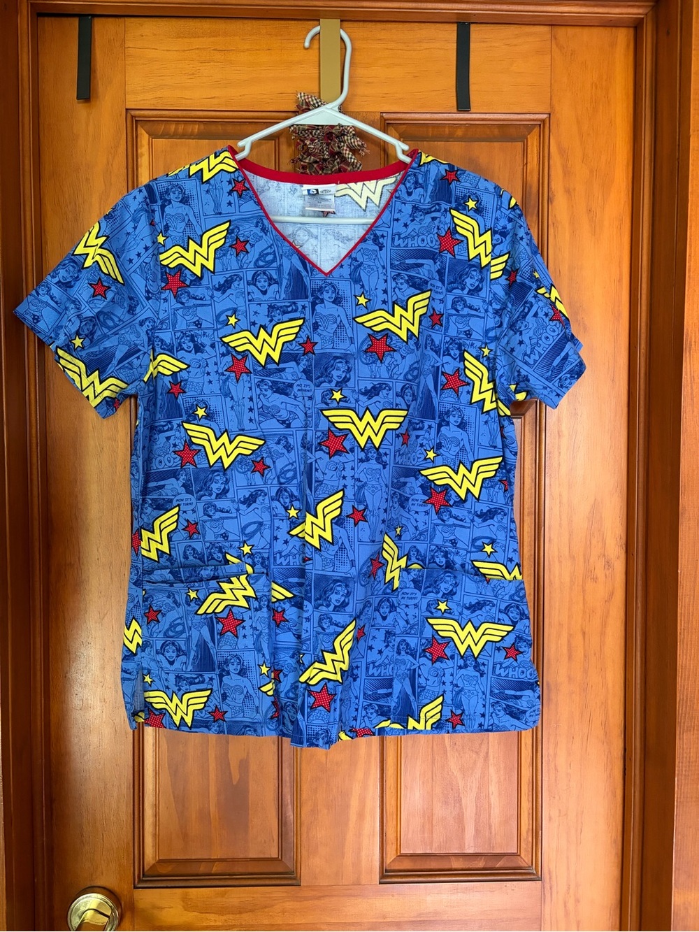 Wonder Woman Scrub Top NWOT DC Comics Medical Nursing Uniform Size Medium